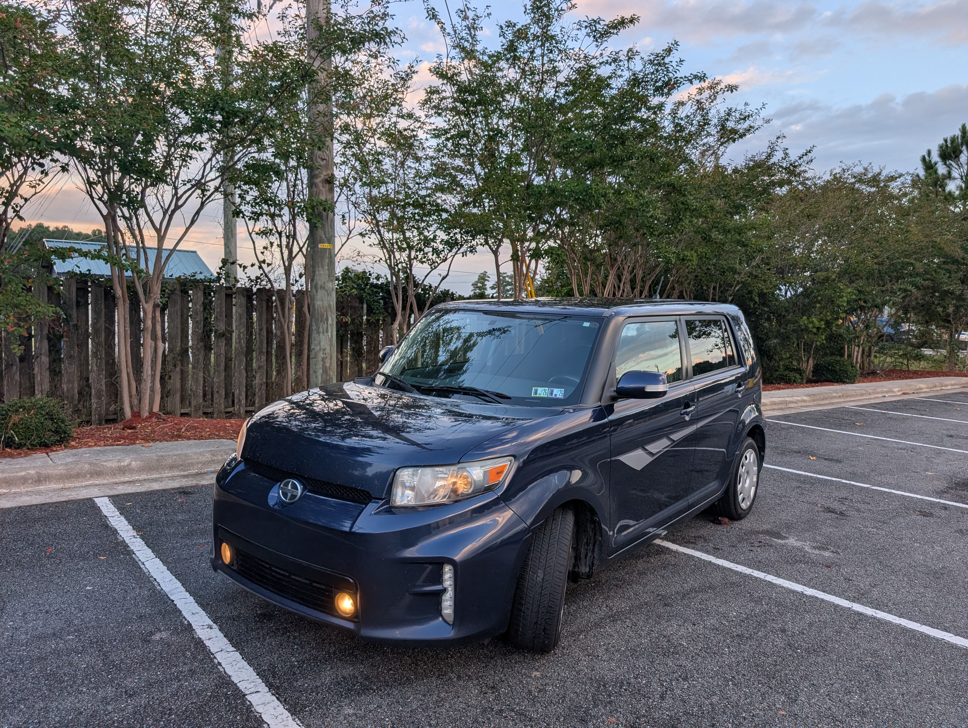 Used 2015 Scion xB FWD image 2