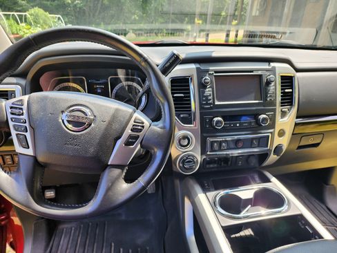 Used 2018 Nissan Titan SV w/ SV Convenience Package AWD/4WD image 4