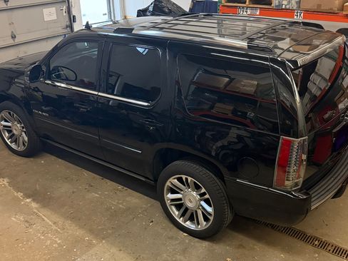Used 2014 Cadillac Escalade Premium image 16