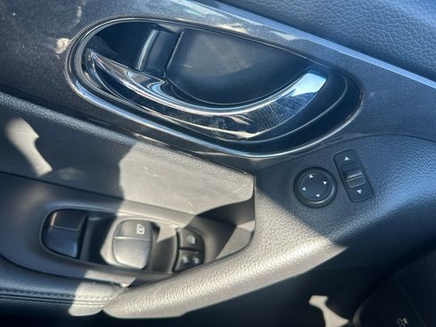 Used 2019 Nissan Rogue SV image 16