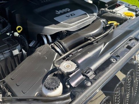 Used 2014 Jeep Wrangler Unlimited Rubicon w/ Connectivity Group image 13