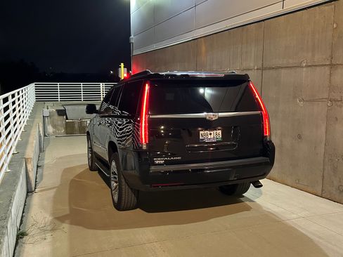 Used 2020 Cadillac Escalade Luxury w/ LPO, Radiant Package image 6