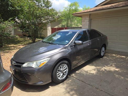 Used 2017 Toyota Camry LE FWD image 2