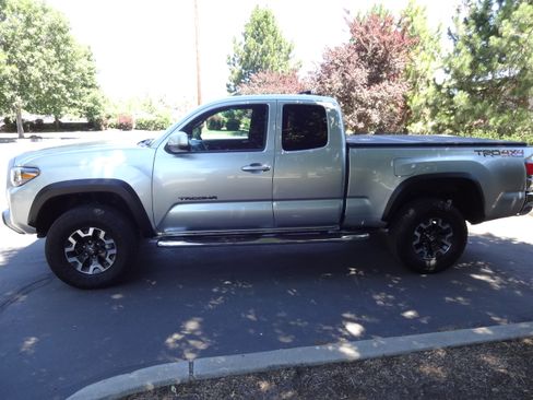 Used 2023 Toyota Tacoma TRD Off-Road w/ Black Out Package (TMS) AWD/4WD image 6