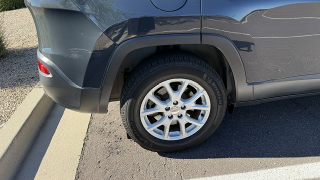 Used 2018 Jeep Cherokee Latitude Plus w/ Cold Weather Group AWD/4WD image 10