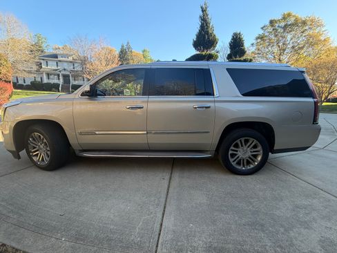 Used 2015 Cadillac Escalade ESV 4WD image 4