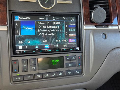 Used 2008 Lincoln Town Car Signature Limited image 21