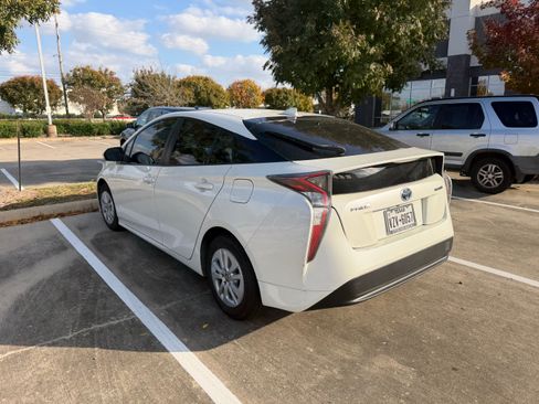 Used 2017 Toyota Prius Two image 2