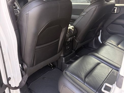 Used 2018 Jeep Wrangler Unlimited Sahara AWD/4WD image 11