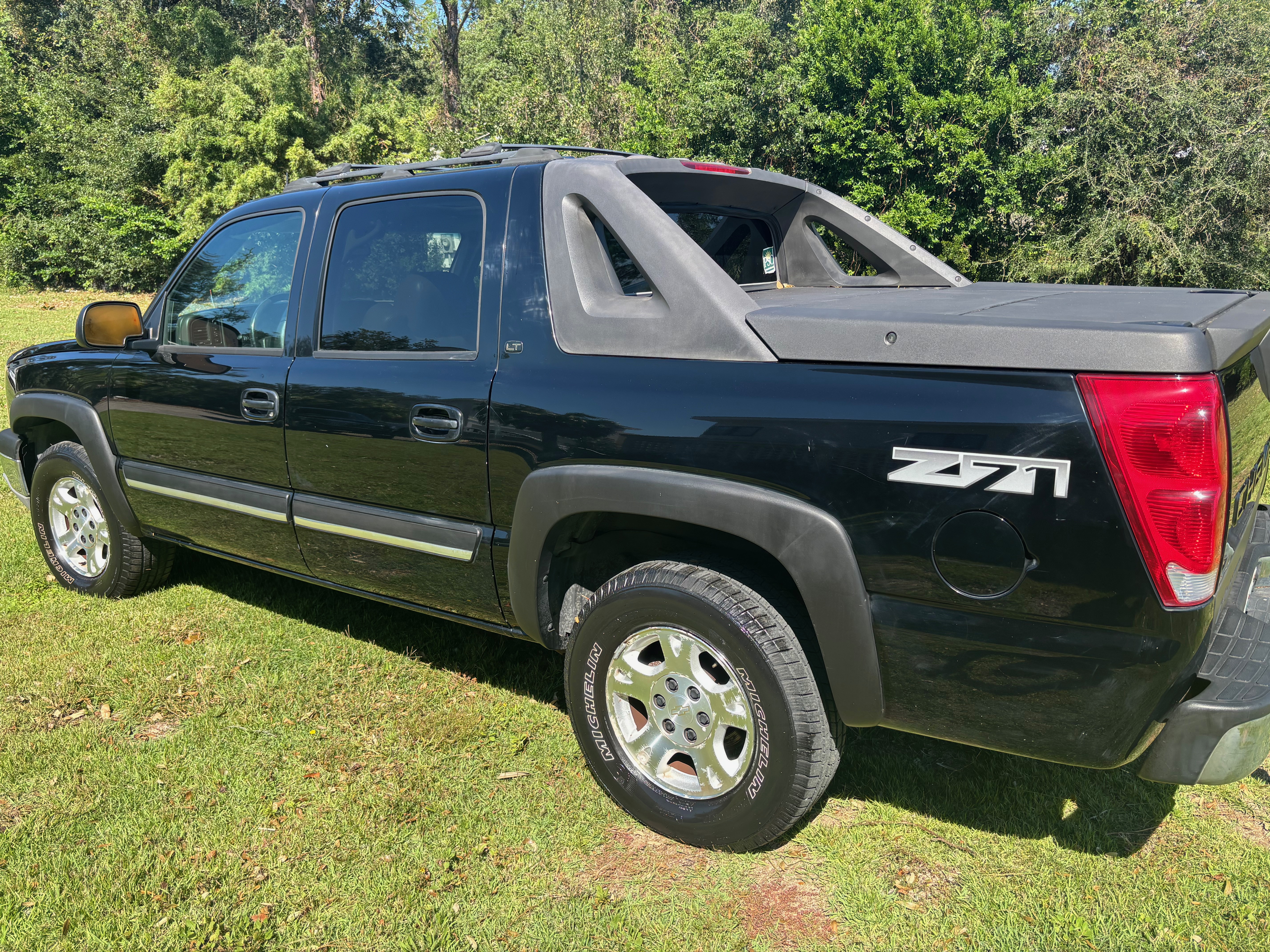 Used 2005 Chevrolet Avalanche Z71 w/ Sun And Sound Package AWD/4WD image 13