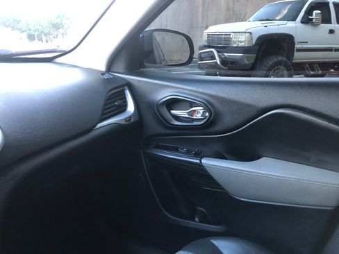Used 2014 Jeep Cherokee Limited w/ Technology Group AWD/4WD image 18