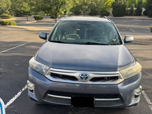Used 2012 Toyota Highlander 4WD Hybrid w/ Cold Weather Pkg image 1