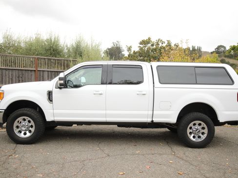 Used 2017 Ford F350 Lariat image 2