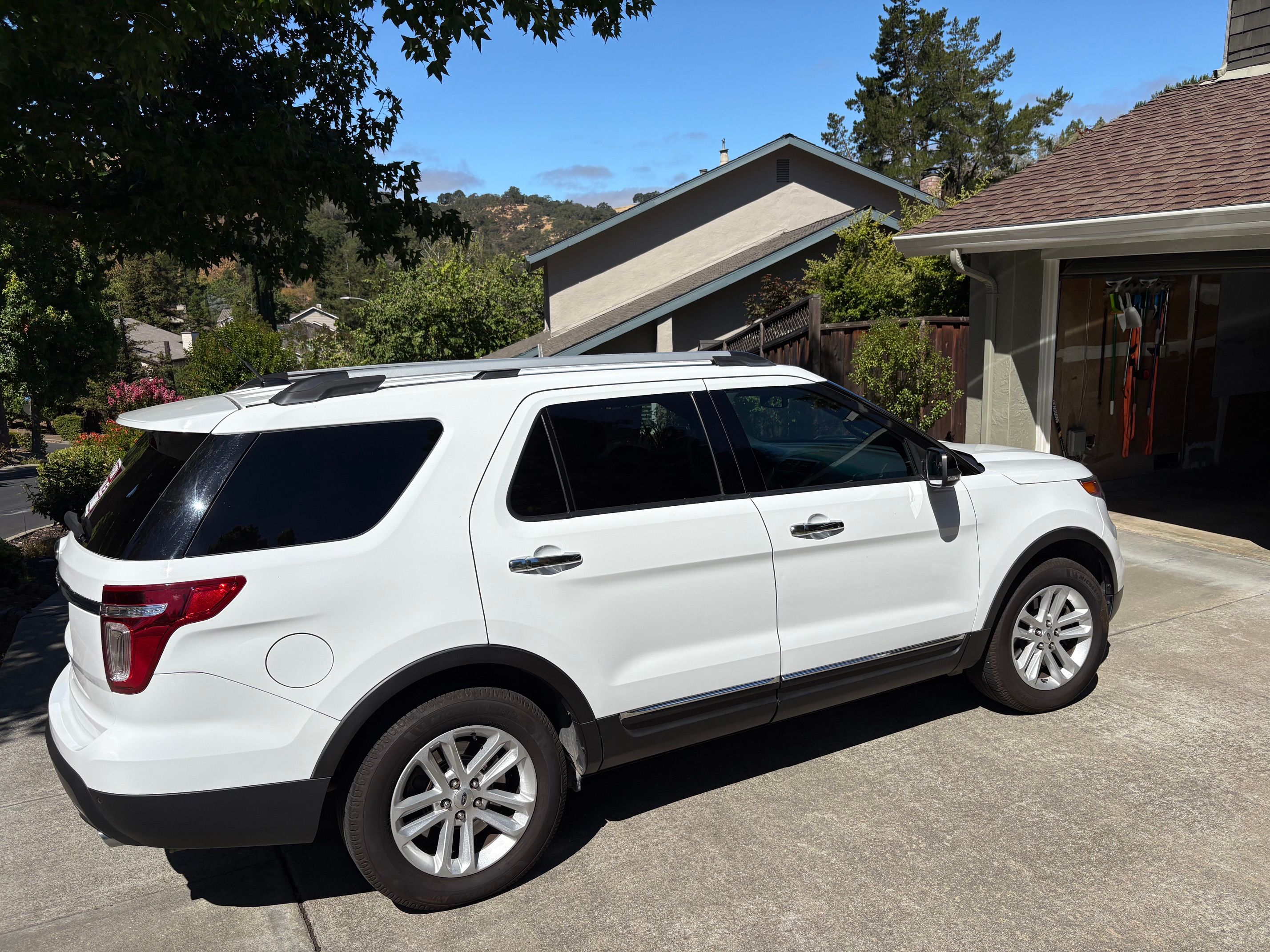 Used 2015 Ford Explorer XLT w/ Equipment Group 202A FWD image 2