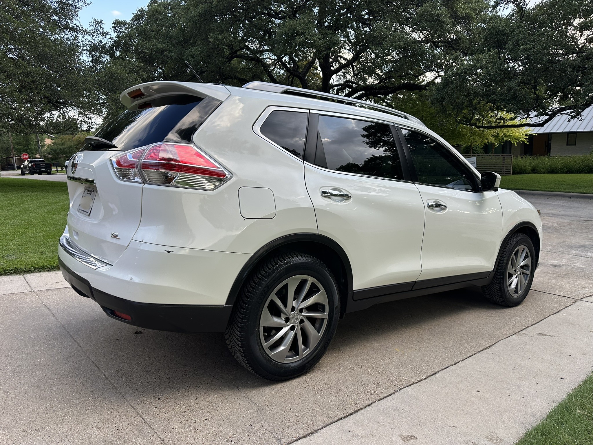 Used 2014 Nissan Rogue SL w/ SL Premium Package FWD image 2