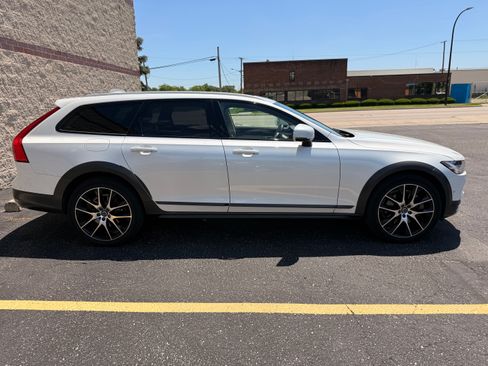 Used 2020 Volvo V90 T6 Cross Country AWD/4WD image 6
