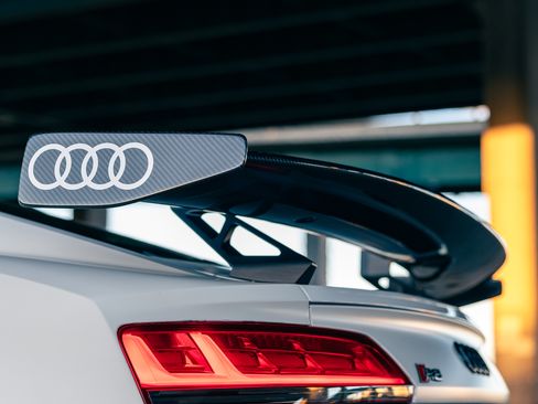 Used 2018 Audi R8 V10 w/ Premium Package RWD image 5
