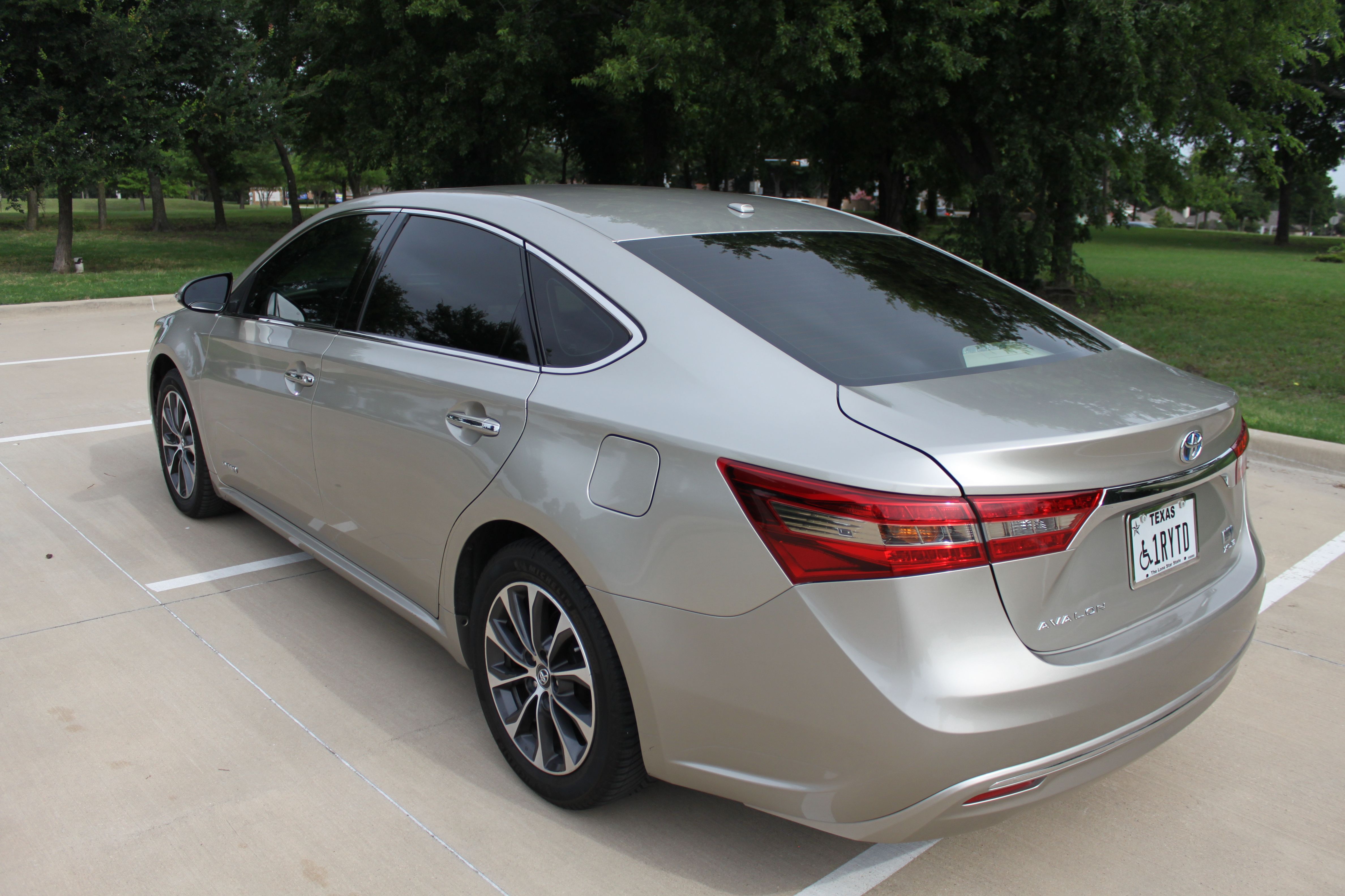 Used 2018 Toyota Avalon XLE Premium FWD image 2