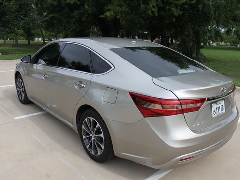 Used 2018 Toyota Avalon XLE Premium FWD image 2