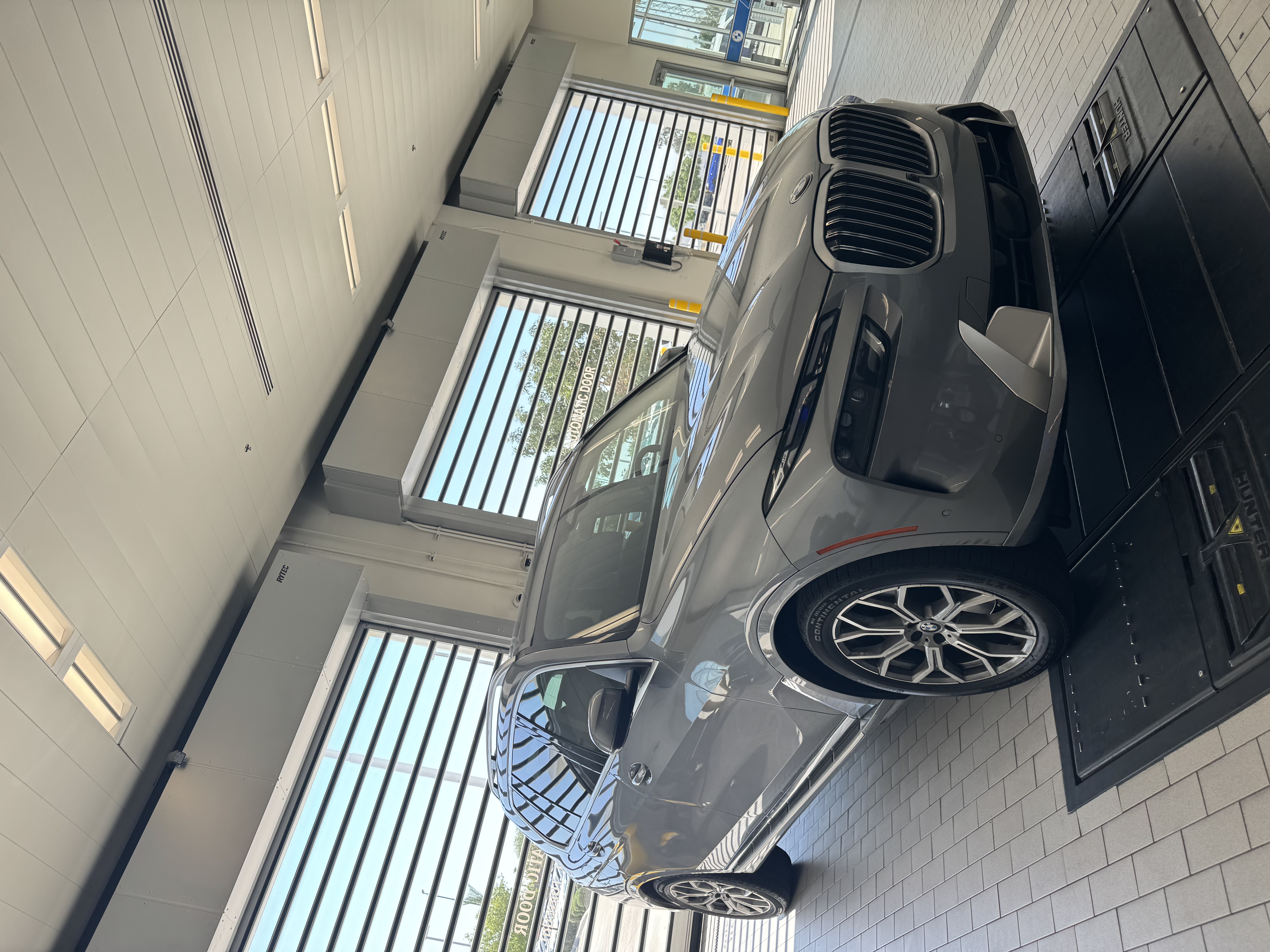 Used 2023 BMW X7 xDrive40i w/ Premium Package AWD/4WD image 1