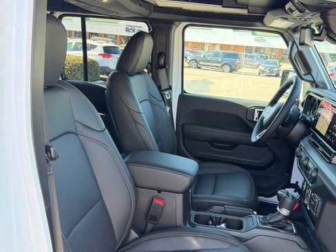 Used 2025 Jeep Wrangler Unlimited Sahara image 16