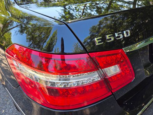 Used 2011 Mercedes-Benz E 550 4MATIC Sedan image 22