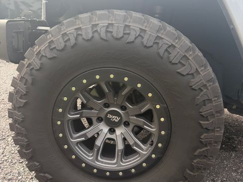 Used 2016 Jeep Wrangler Unlimited Sahara AWD/4WD image 15