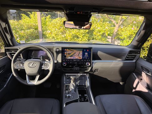 Used 2024 Lexus GX 550 w/ Accessory Package (Z1) AWD/4WD image 25