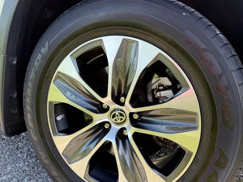 Used 2021 Toyota Highlander XLE AWD/4WD image 17