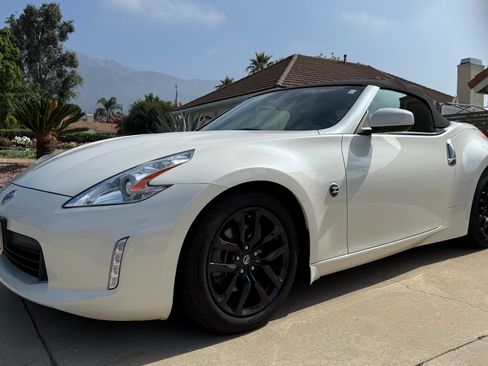 Used 2016 Nissan 370Z Touring image 10