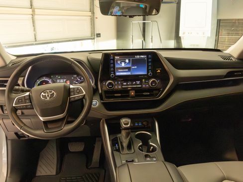 Used 2022 Toyota Highlander Bronze Edition image 11