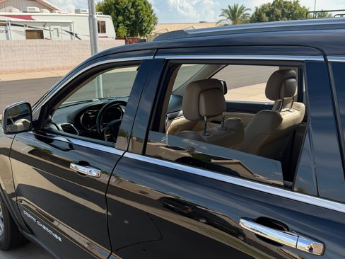 Used 2014 Jeep Grand Cherokee Limited w/ Luxury Group II AWD/4WD image 16