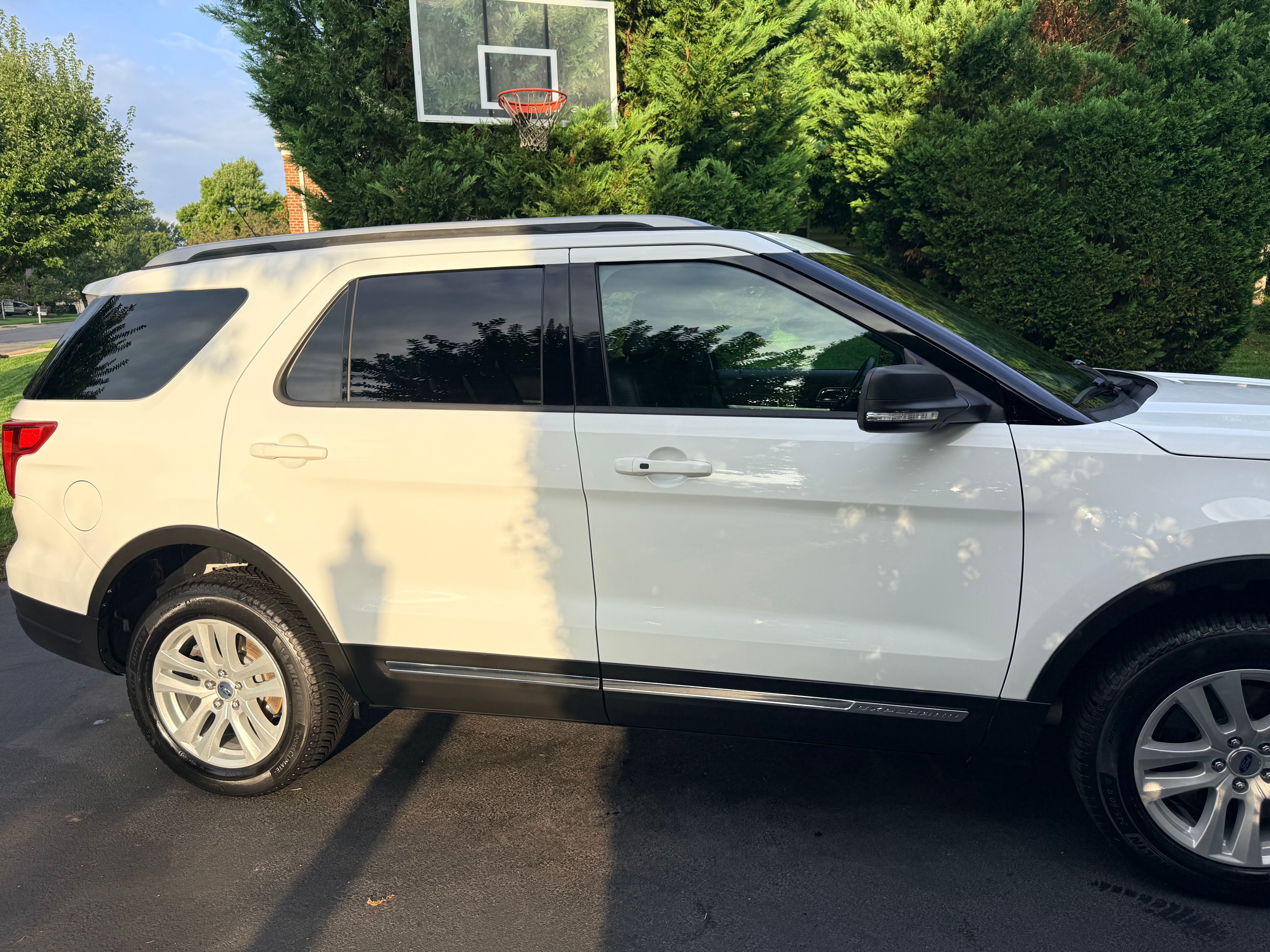 Used 2019 Ford Explorer XLT w/ Equipment Group 202A AWD/4WD image 4