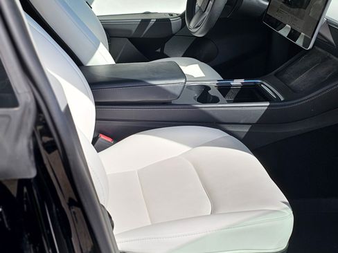 Used 2022 Tesla Model Y Long Range image 10