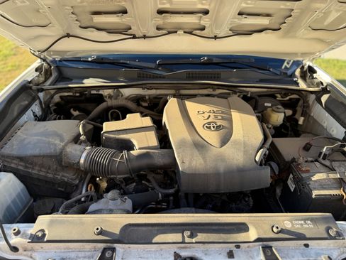 Used 2016 Toyota Tacoma TRD Sport image 11