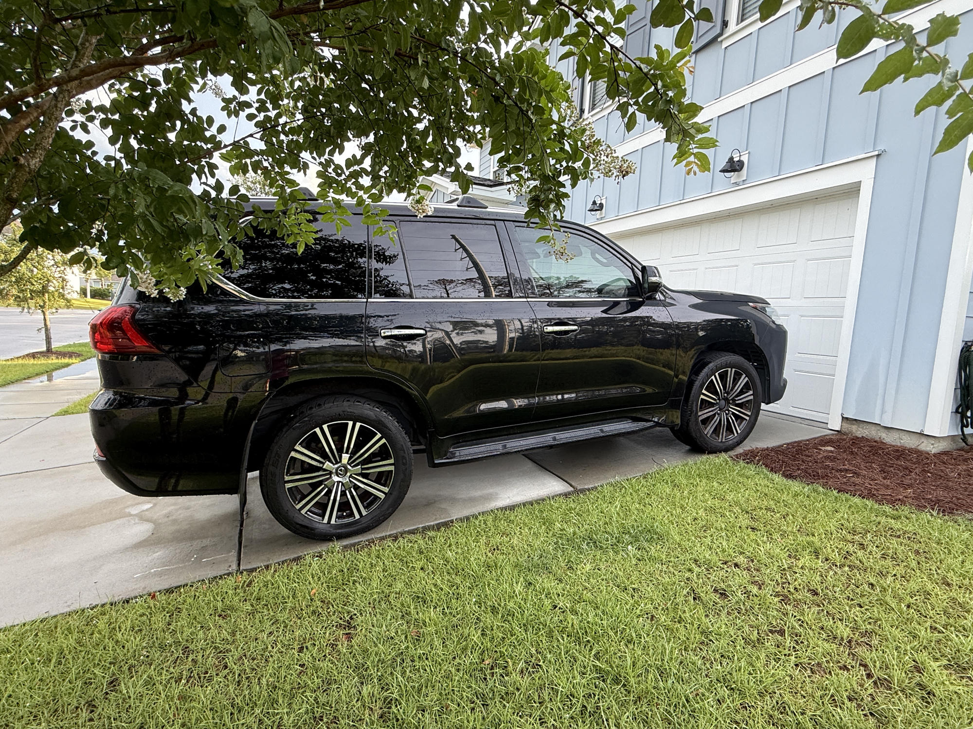Used 2018 Lexus LX 570 4WD w/ Luxury Package image 2