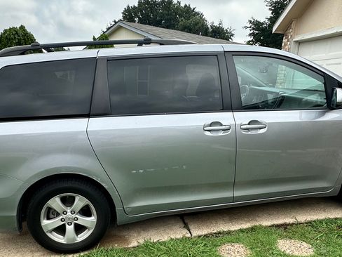 Used 2017 Toyota Sienna LE image 2