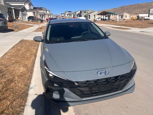 Used 2023 Hyundai Elantra Blue image 2