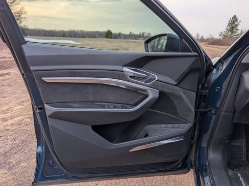 Used 2019 Audi e-tron Prestige w/ Prestige Package image 10