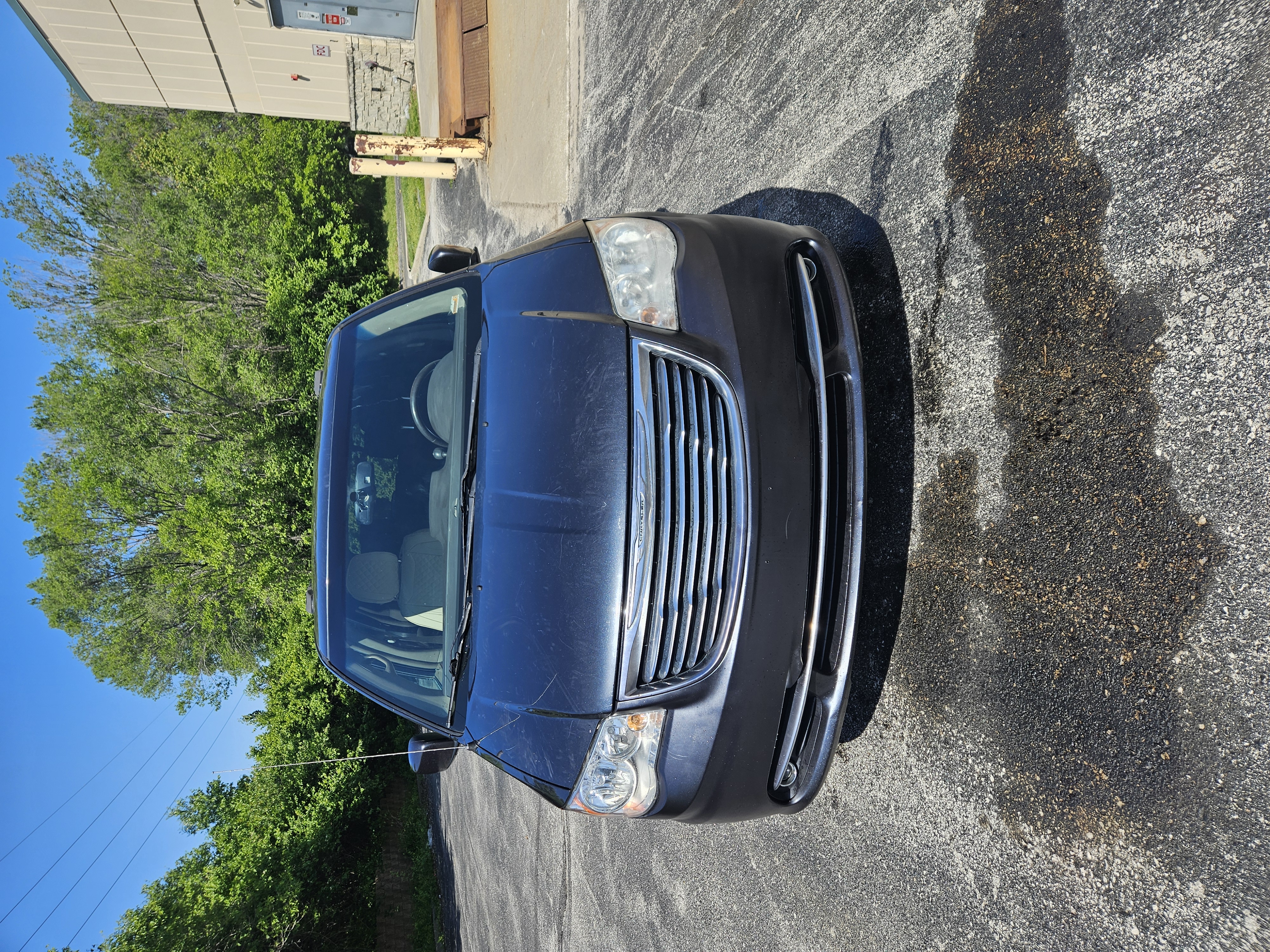 Used 2014 Chrysler Town & Country Touring FWD image 2