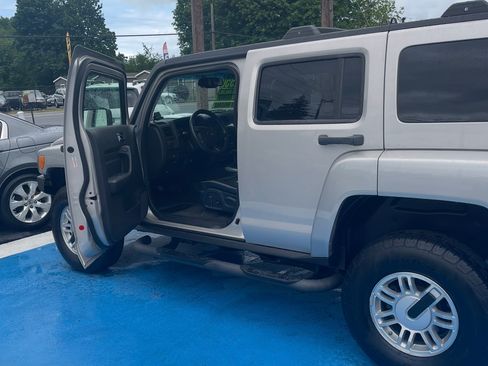Used 2006 HUMMER H3 image 2