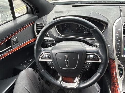 Used 2019 Lincoln Nautilus Select image 9