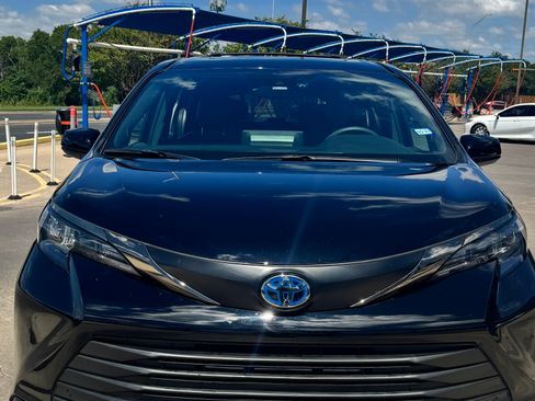 Used 2024 Toyota Sienna XLE Woodland Edition AWD/4WD image 2