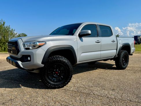 Used 2018 Toyota Tacoma TRD Off-Road w/ Technology Package AWD/4WD image 1