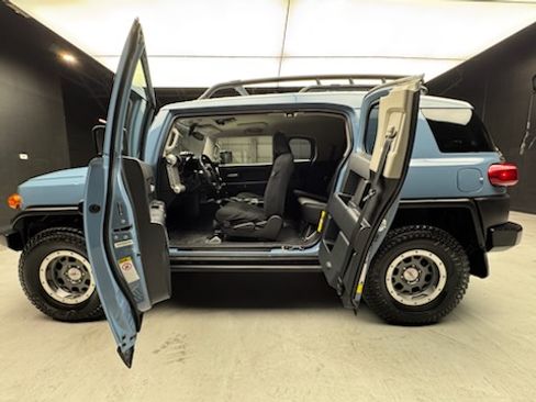 Used 2014 Toyota FJ Cruiser Sport Utility 2D w/ Trail Teams Ultimate Edition image 5