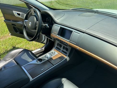 Used 2013 Jaguar XF RWD image 21