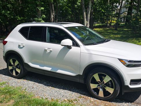 Used 2019 Volvo XC40 T5 Momentum AWD/4WD image 2