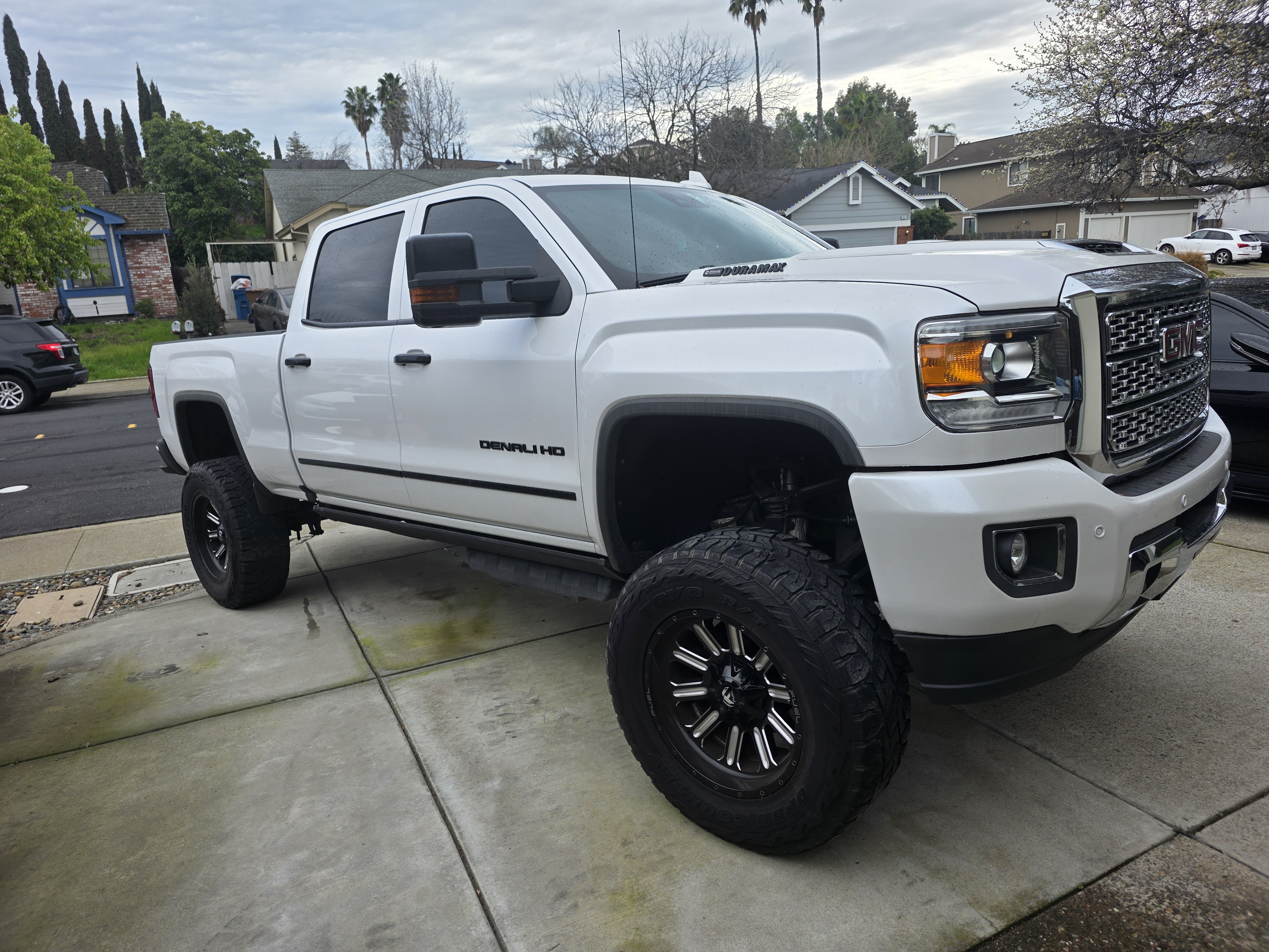 Used 2018 GMC Sierra 2500 Denali w/ Duramax Plus Package AWD/4WD image 2