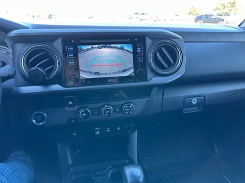 Used 2018 Toyota Tacoma TRD Sport image 15