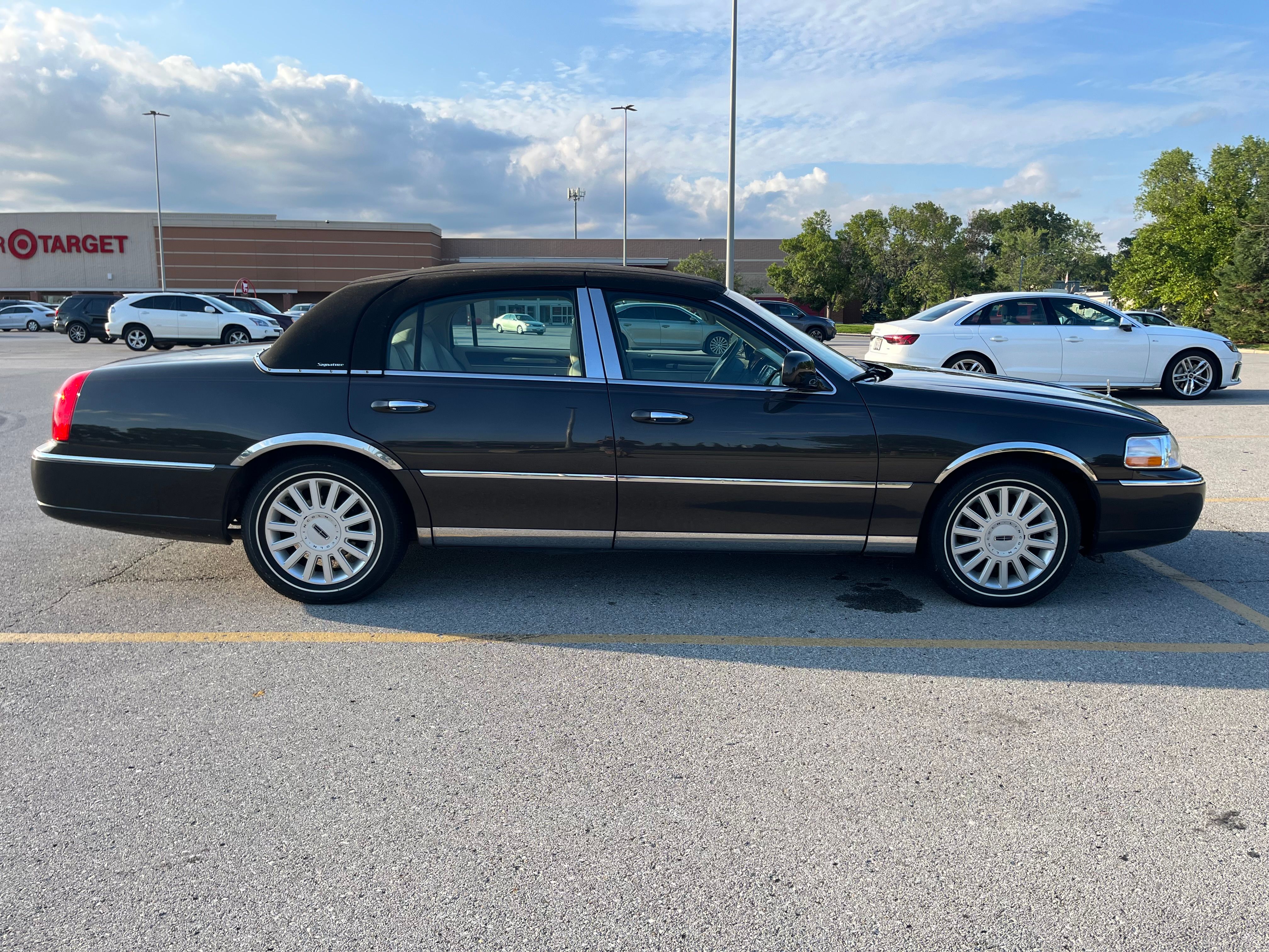 Used 2005 Lincoln Town Car Signature RWD image 6